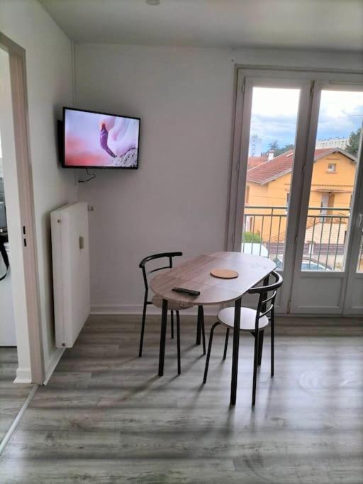 Appartement Avec Balcon Et Parking Prive Roanne Extérieur photo
